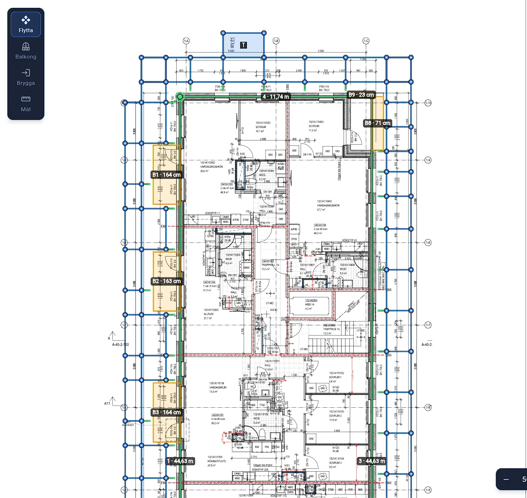 Projektering i ScaffMate: planritning med kalibrering, husets stomlinje och ställningen ifylld runt hela huset